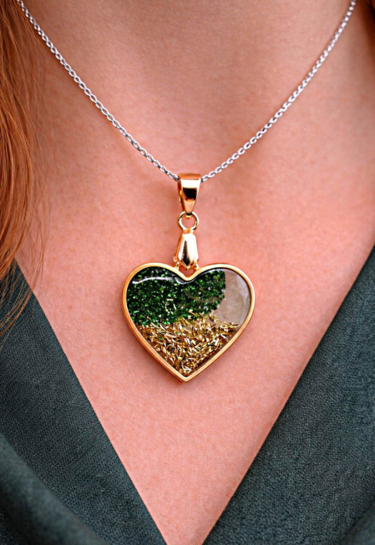 Přívěsek na krk 04 - pryskyřice