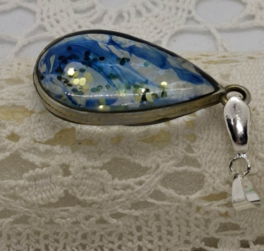 Přívěsek na krk 09 - pryskyřice