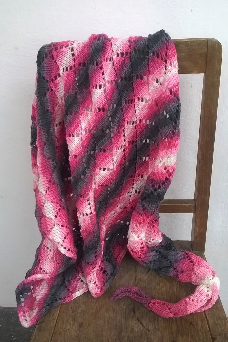 Růžový šátek s šedou a bílou