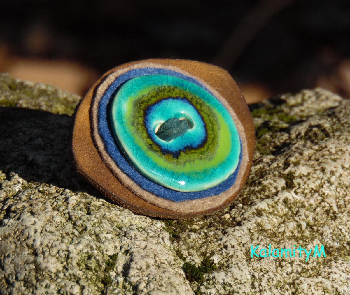 Tůňka-kožená brož s keramickým knoflíkem