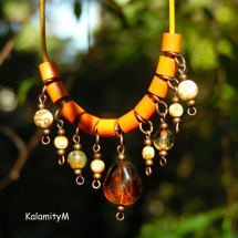 Medojedky - dřevěný náhrdelník se skleněnkami