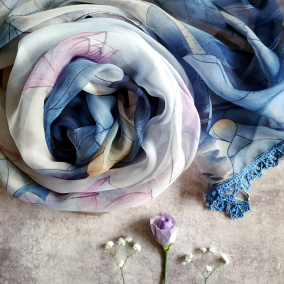 Čistá a důvěřivá - barevný šátek s krajkou