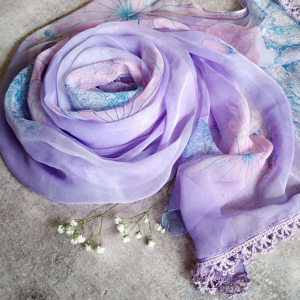 Touha, co mrazí - fialkový šátek s krajkou