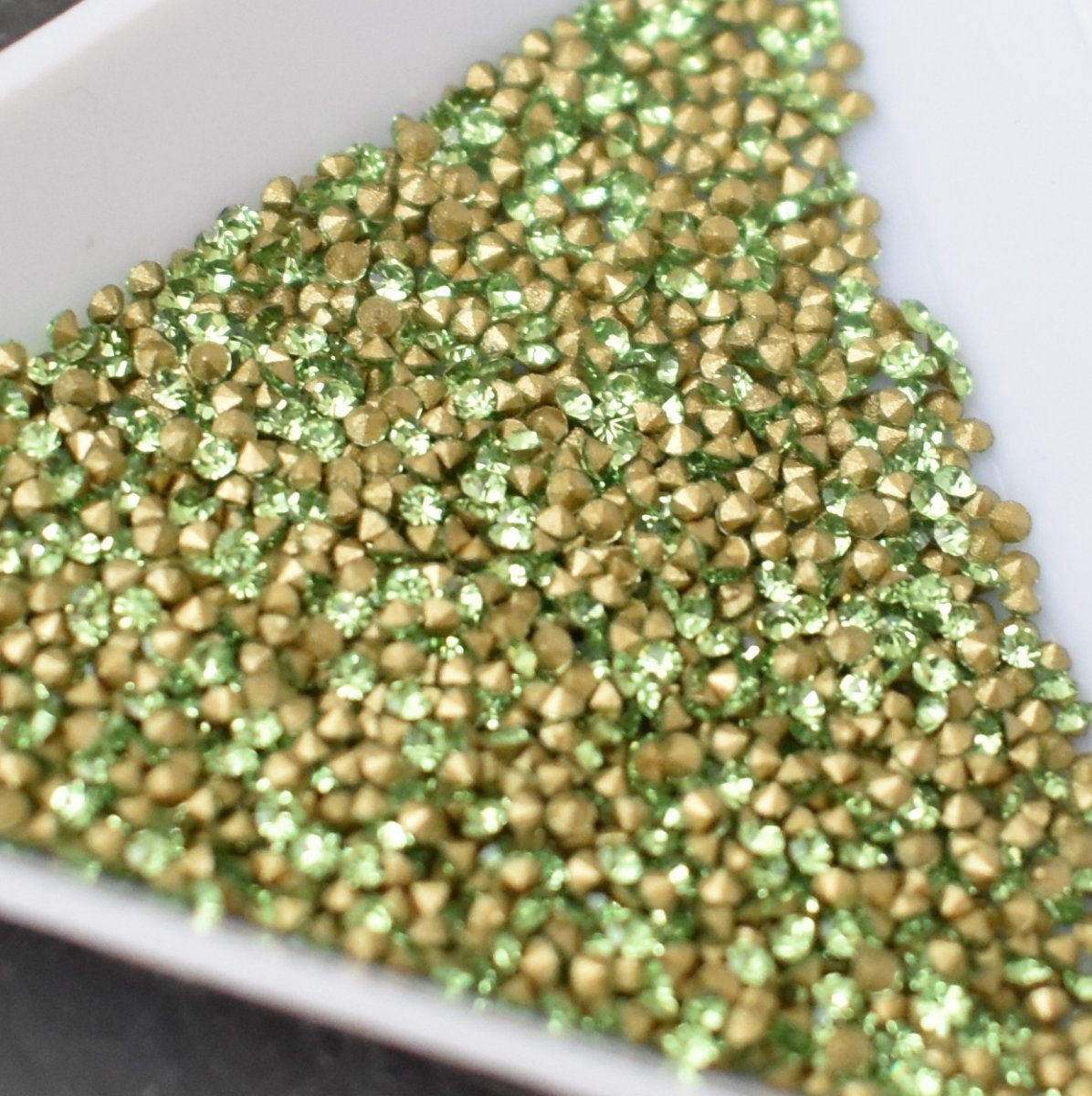 Šatony cca 1,6 - 1,7 mm - sv. zelené - 50 ks