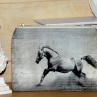 Kosmetická taštička ve vintage stylu s koněm