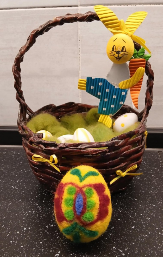 Žluté plstěné vajíčko s ornamentem