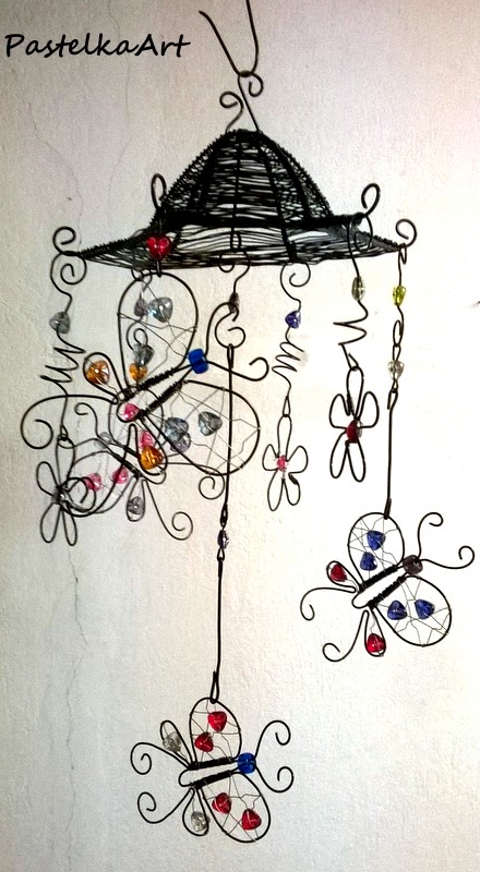 Drátovaný závěs s motýly