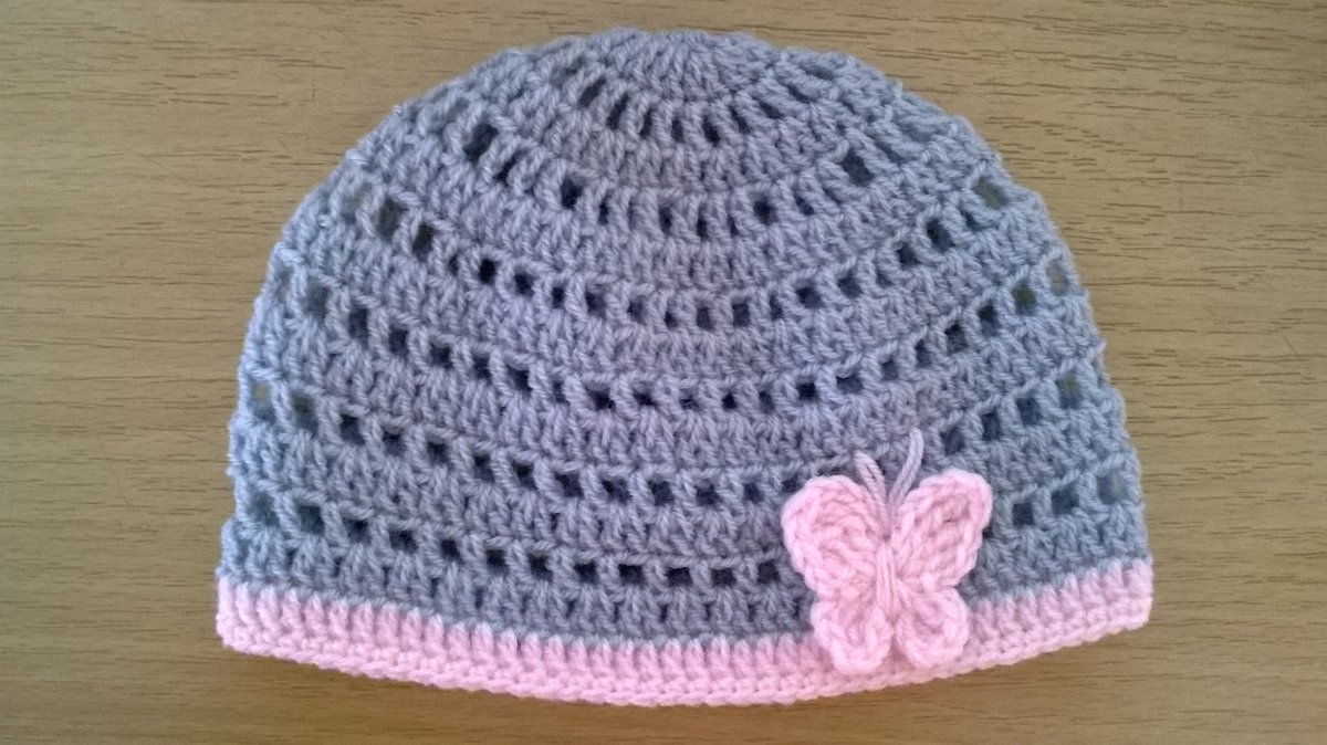 Háčkovaná dírkovaná čepička