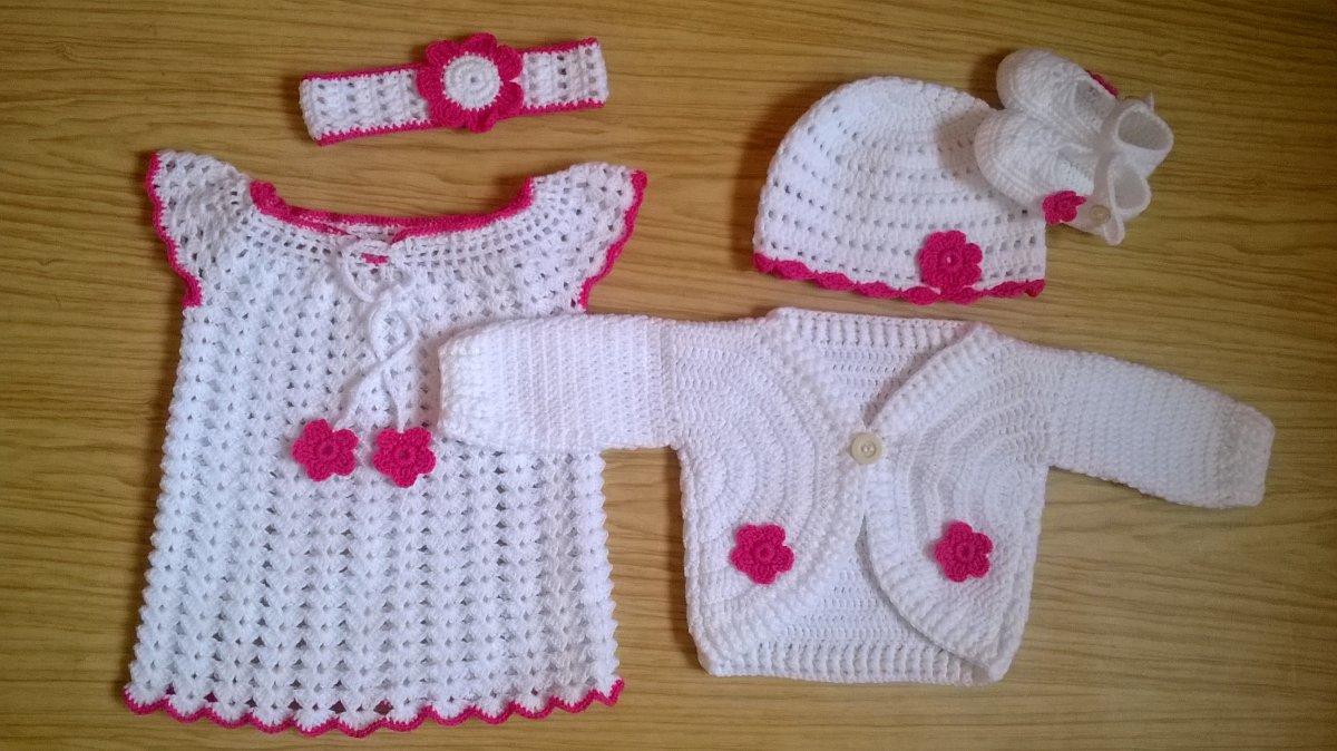 Háčkovaný komplet vel.62/68