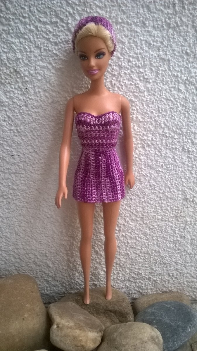 Háčkované mini šaty s čelenkou  pro Bárbie - fialový melír