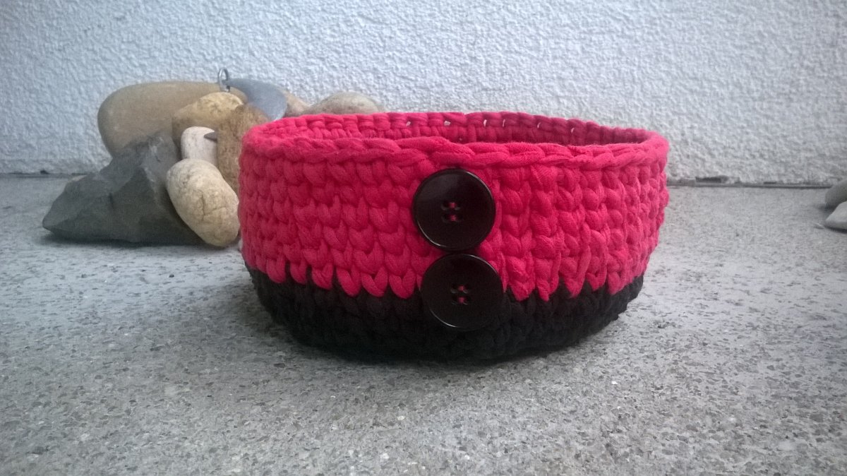 Košík černočerverný s knoflíky