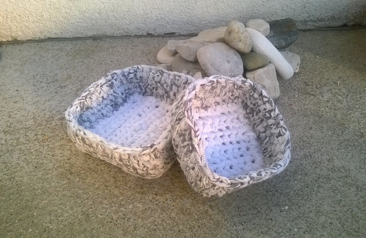 Set střapatých šedobílých košíčků