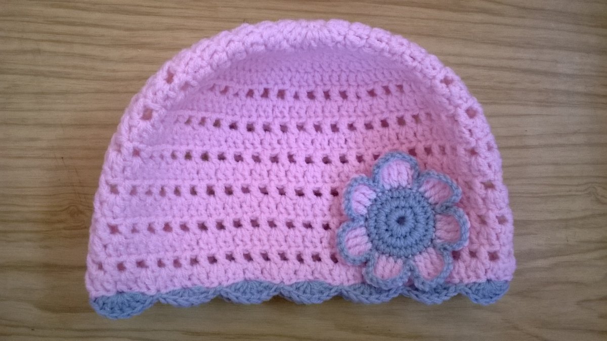 Háčkovaná dírkovaná čepička