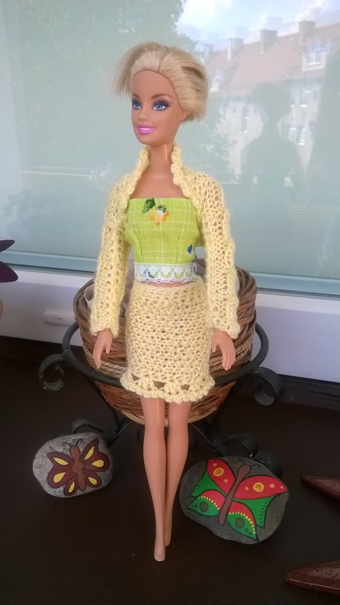 Banánový pletený kostýmek pro Bárbie