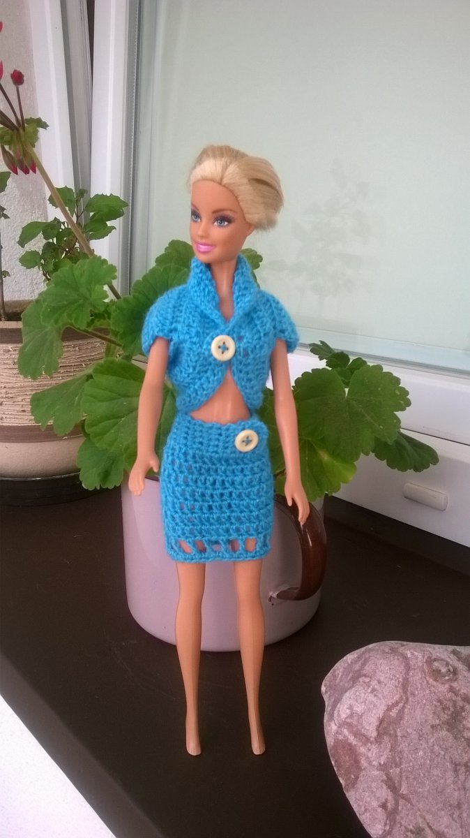 Modrý háčkovaný kostýmek pro Bárbie