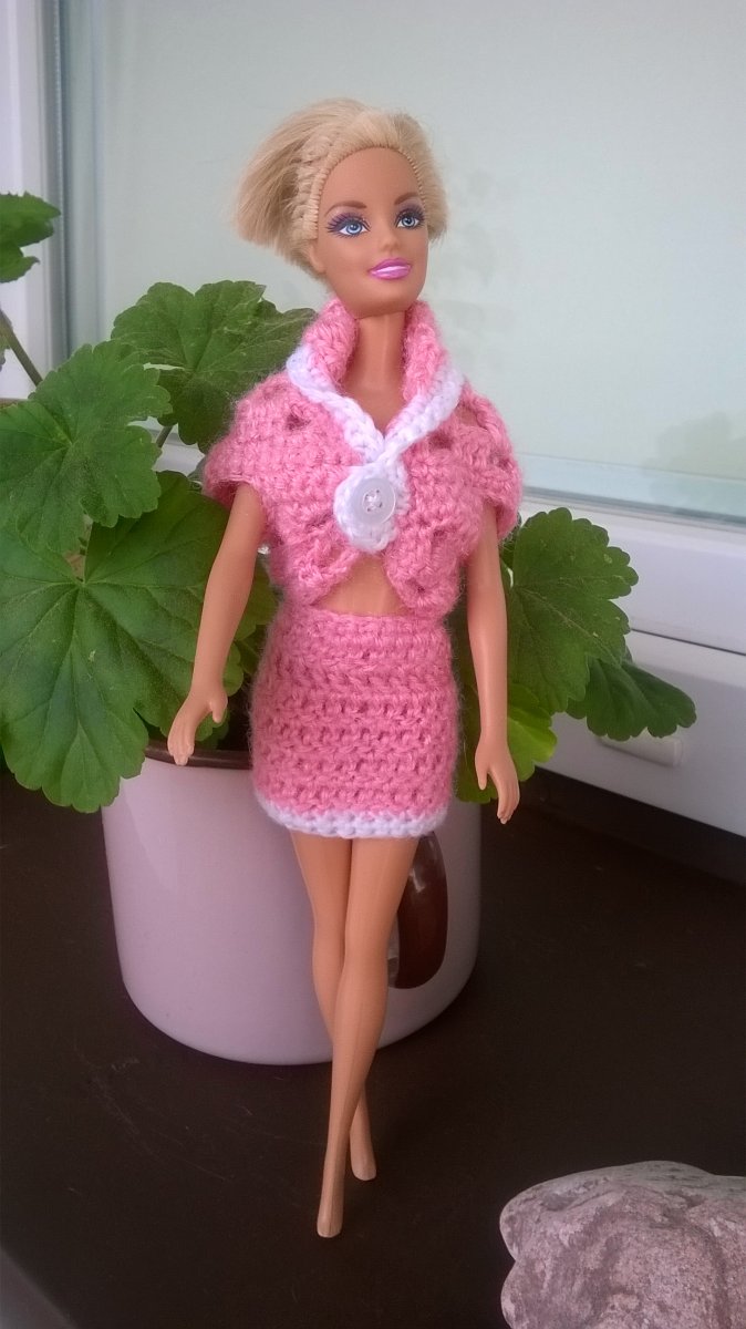 Růžový háčkovaný kostýmek pro Bárbie