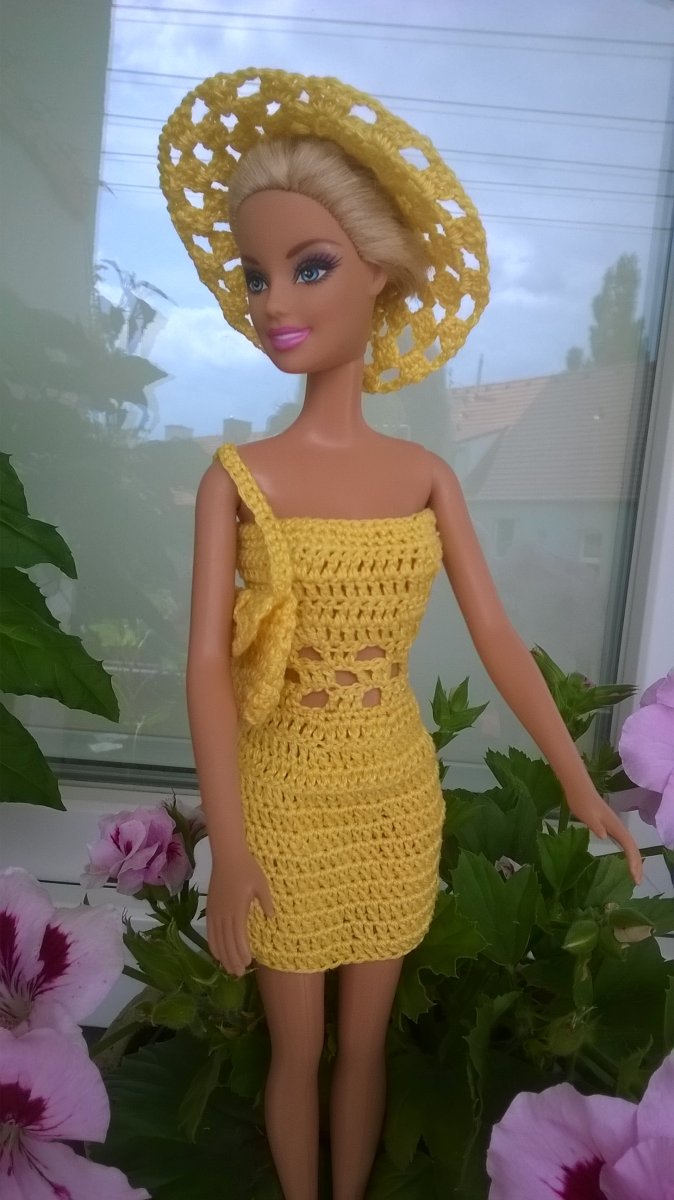 Šaty s doplňky v barvách slunce pro Bárbie 