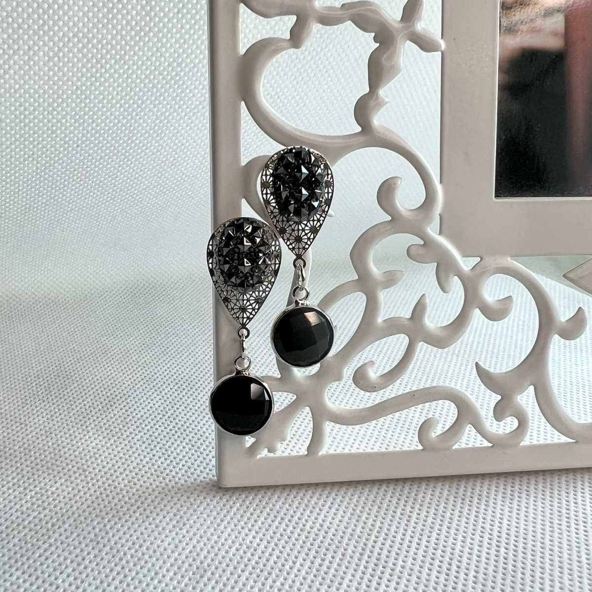 Šedočerné náušnice 