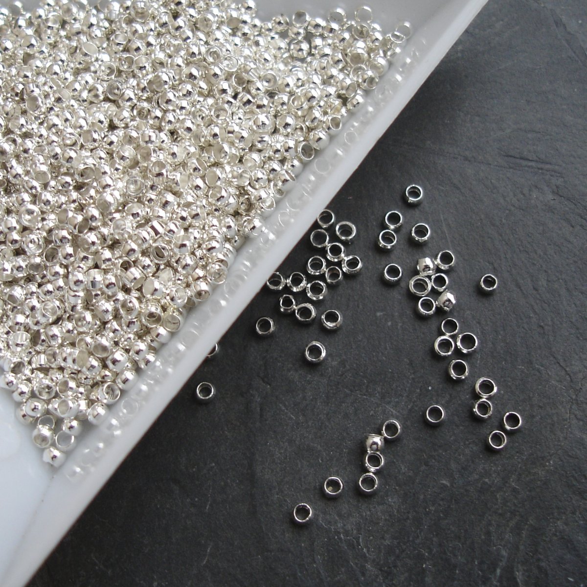 Zamačkávací rokajl 2mm kulatý - stříbrný - 100 ks