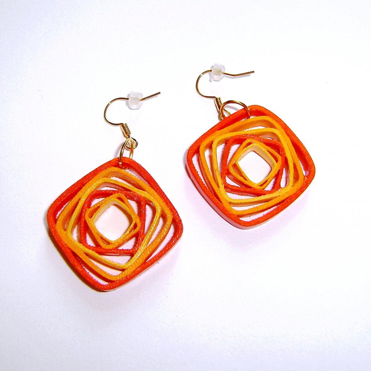 Oranžové zamotané čtverce