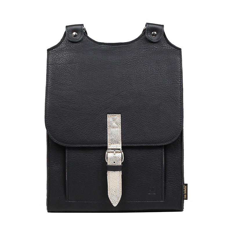 Kožený batoh černý se zlatým řemínkem 