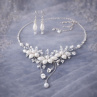 Luxusní bílý svatební šperkový set – ručně vyráběný náhrdelník a náušnice s perlami a křišťály