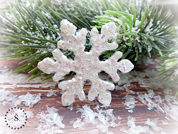 sněhová vločka dřevěná - bílá se třpytkami