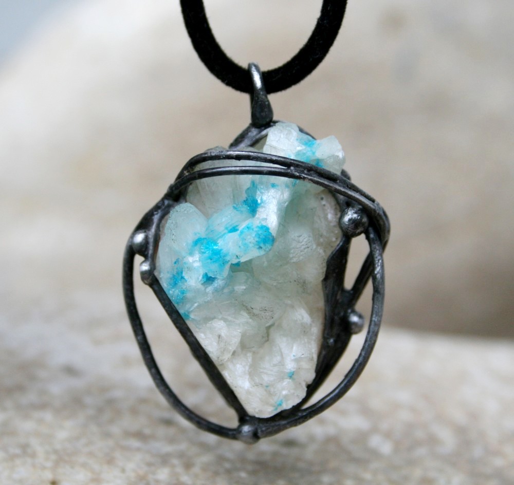 Cavansit ve skolecitu náhrdelník