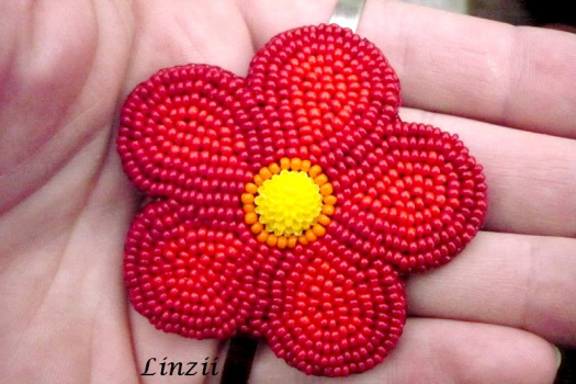 Čelenka s červenou květinou