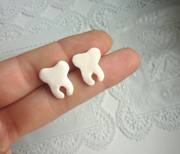 Fimo náušnice - zuby na puzetě - pro zubařku
