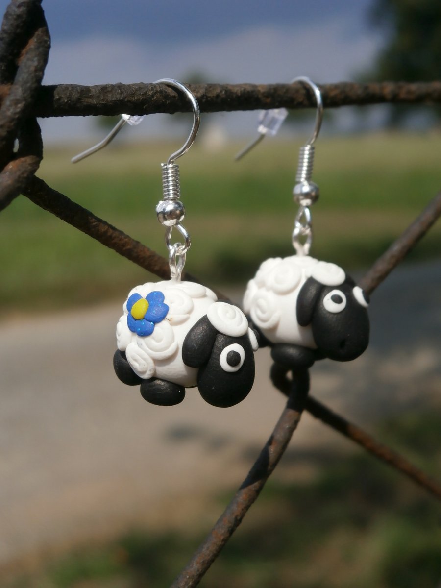 Náušnice ovečky s tmavě modrou kytičkou