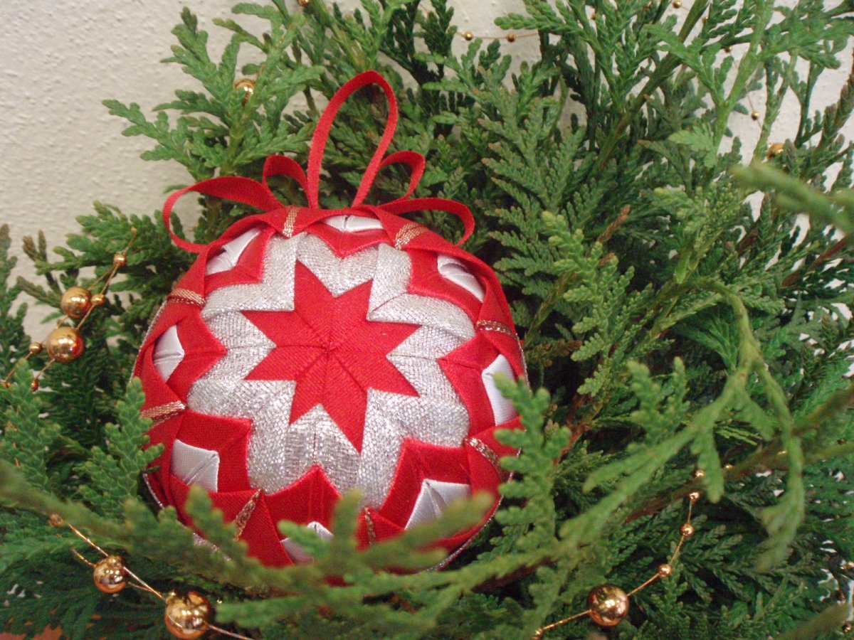 Koule červenostříbrná