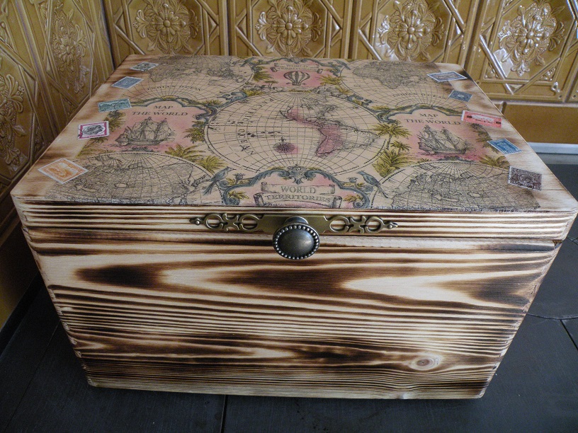 Cestovatelská bedna s úchyty vyšší s mapou - krása dřeva 