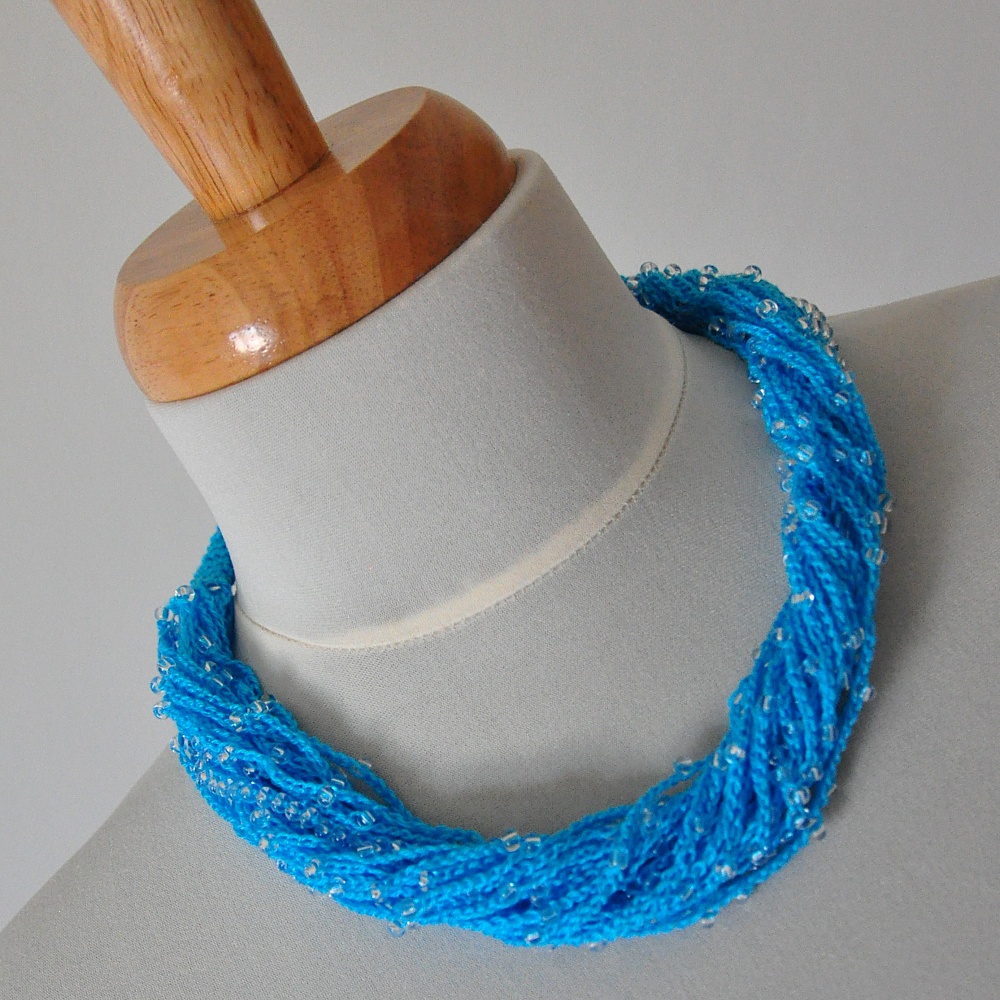 Háčkovaný náhrdelník s rokajlem