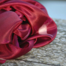Vínový malovaný hedvábný šátek