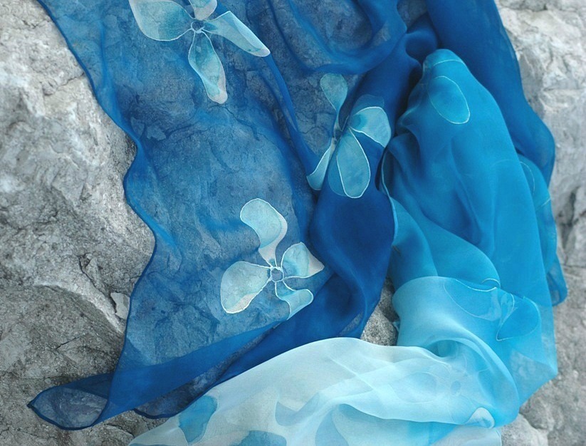 Královská modř, květinová hedvábná šála