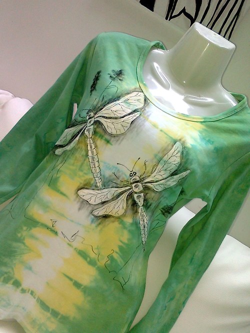 tričko tam za vodou v rákosí