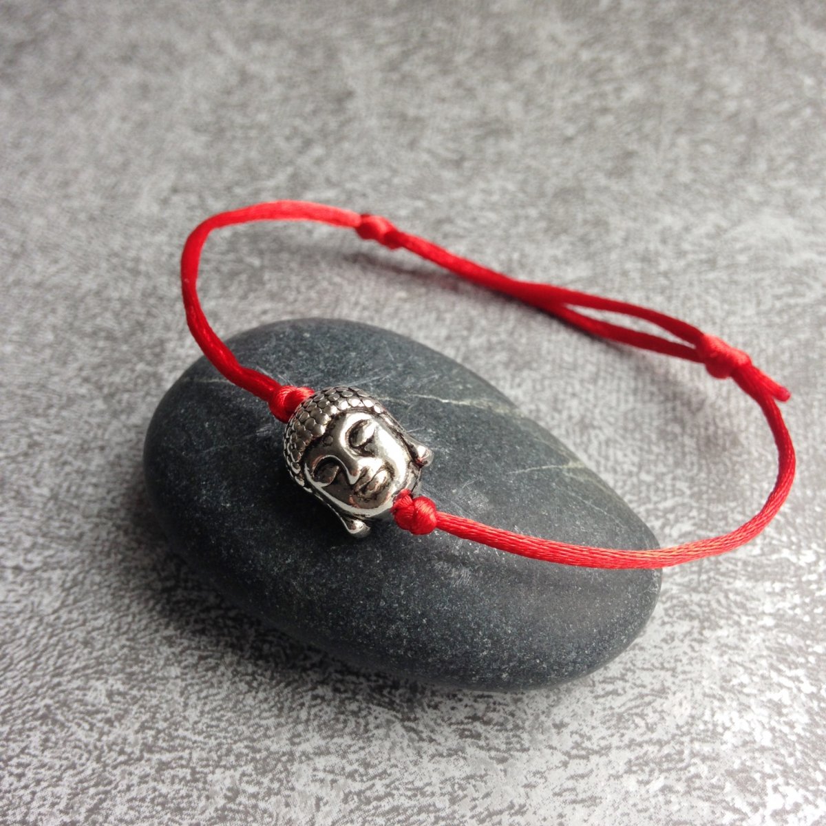 Červený náramek s buddhou