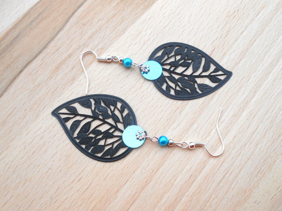 Náušnice lístky černé (799/15)