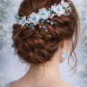 Elegantní svatební vlasová ozdoba s bílými květy a červenými korálky | Ruční výroba