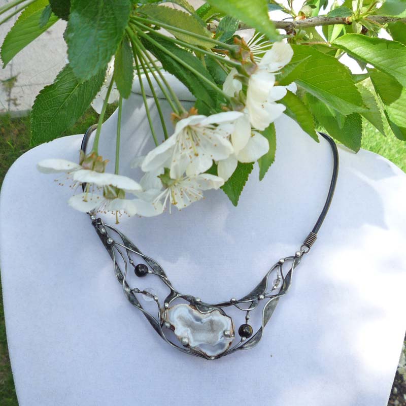 V jeskyni.......achát,gagát,křišťál