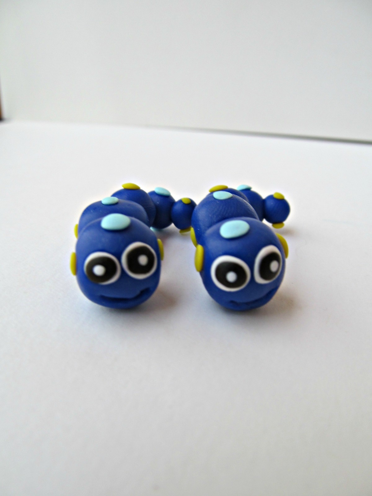 Tmavě modré housenky