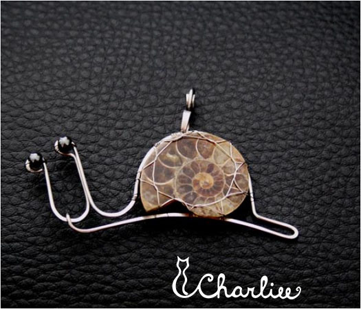 ZVĚDAVÝ HLEMÝŽĎ - AMONIT - tepaný - hypoalergenní chirurgická ocel