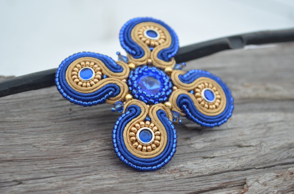 Soutache brož Safírovězlatý kříž