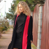Černý kabátek s červeným šálovým límcem
