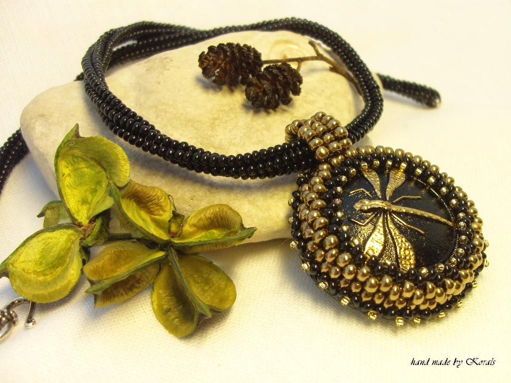 B1001 Šitý náhrdelník  Vážka zlatočerná