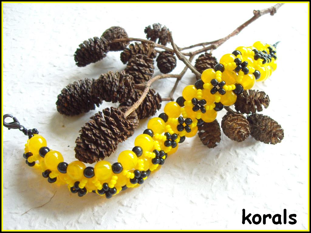 1007 Šitý náramek žlutá housenka 