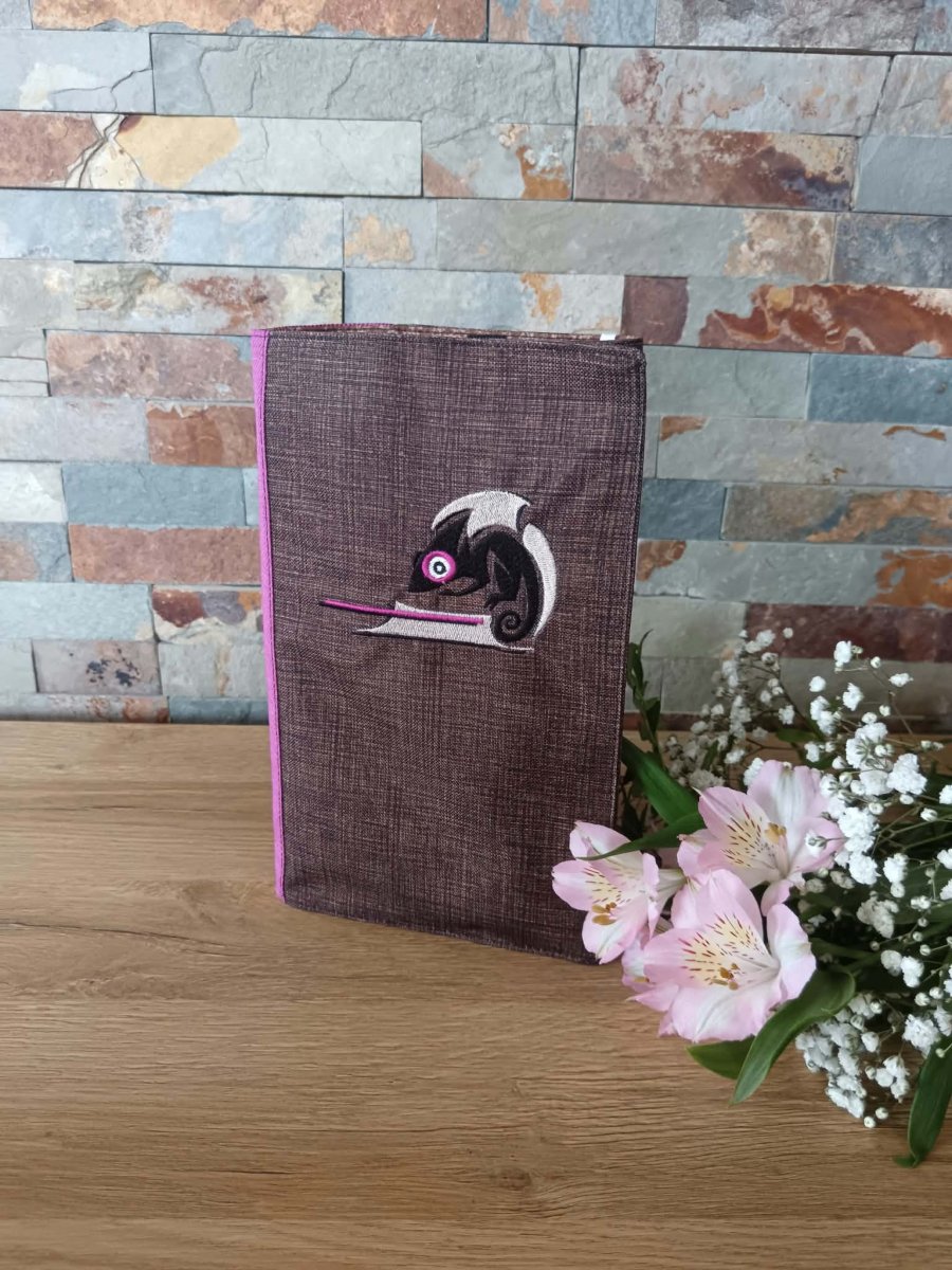 Obal na knihu s výšivkou - Chameleon vínový