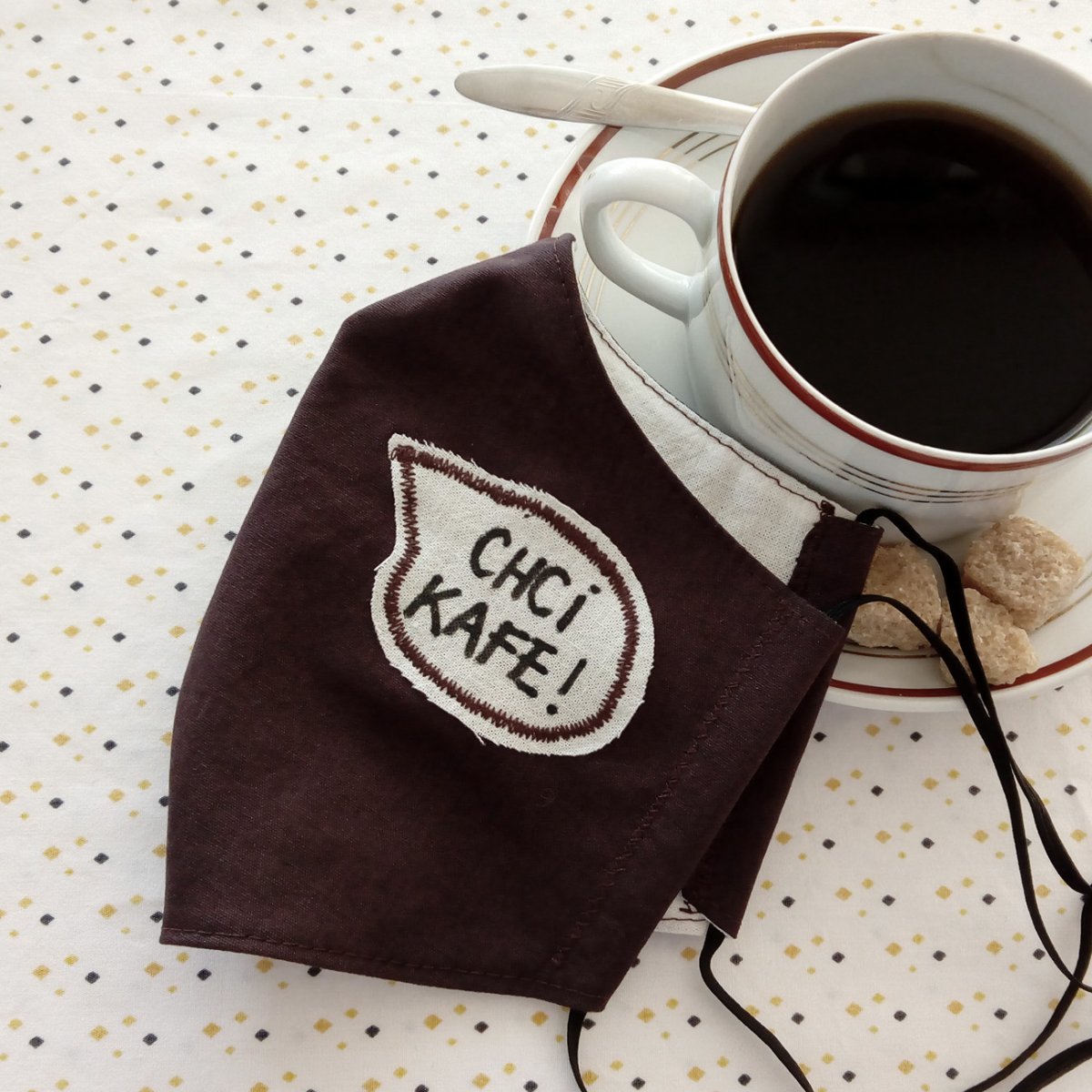 Hnědá rouška s nápisem Chci kafe!