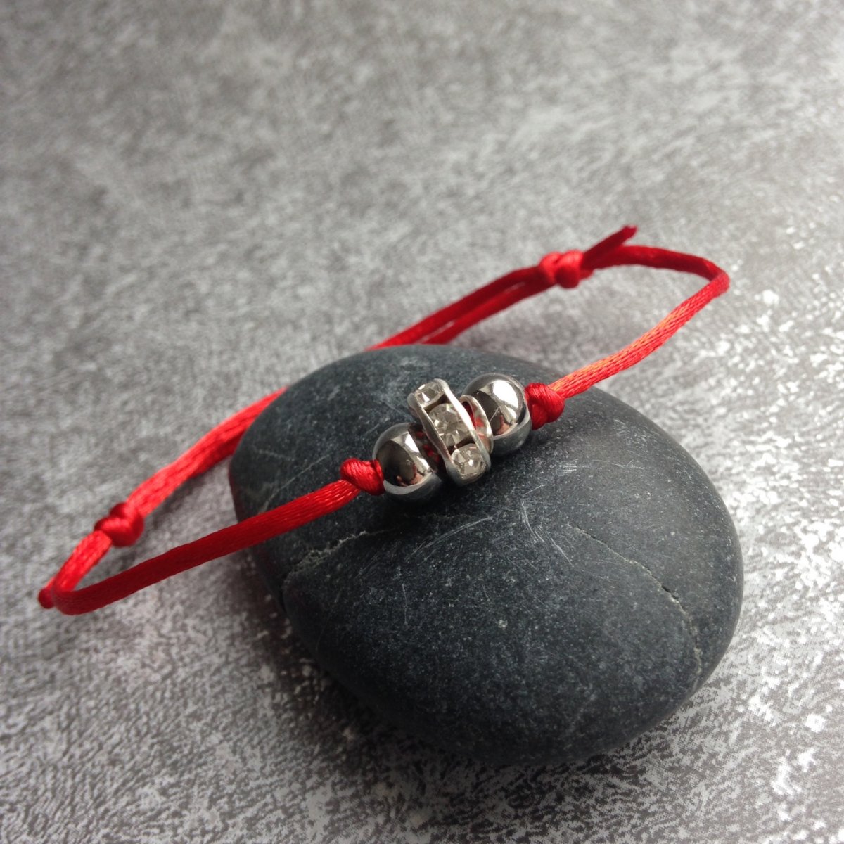 Červený náramek s rondelkou - S. Steel